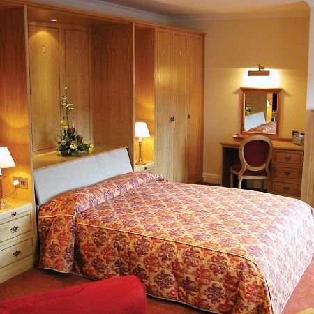 Hunters Lodge Hotel Крю Екстер'єр фото