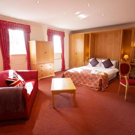 Hunters Lodge Hotel Крю Екстер'єр фото
