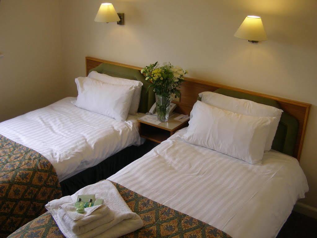 Hunters Lodge Hotel Крю Екстер'єр фото