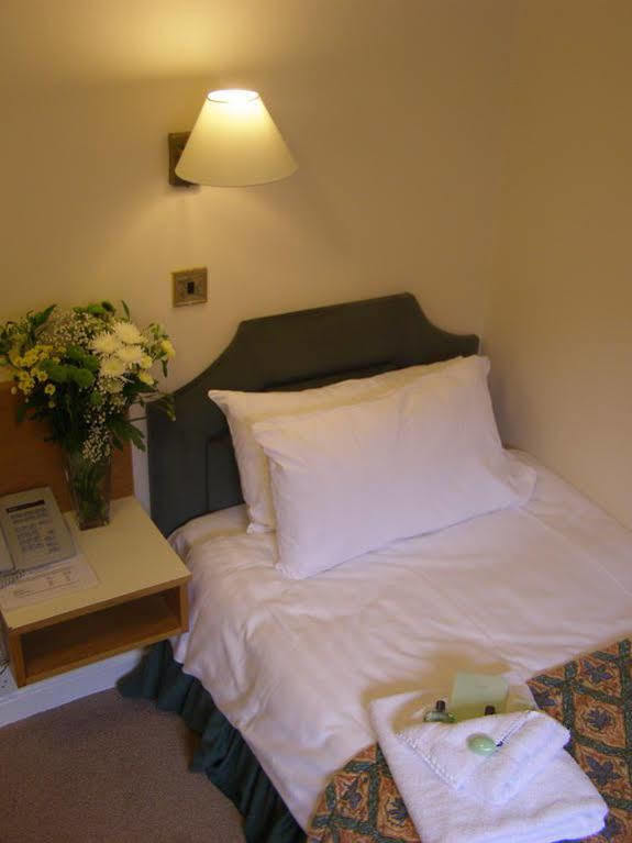Hunters Lodge Hotel Крю Екстер'єр фото