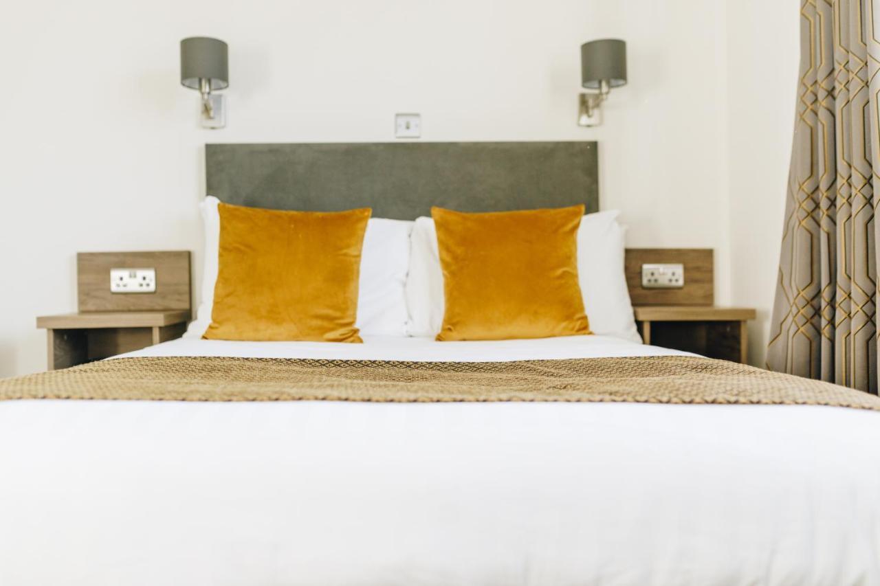 Hunters Lodge Hotel Крю Екстер'єр фото
