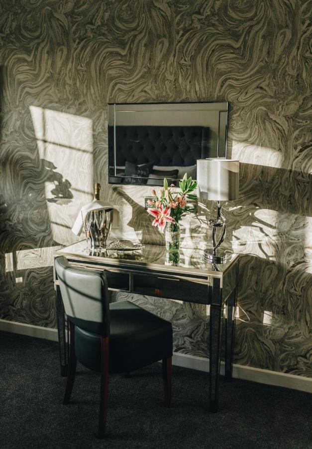 Hunters Lodge Hotel Крю Екстер'єр фото