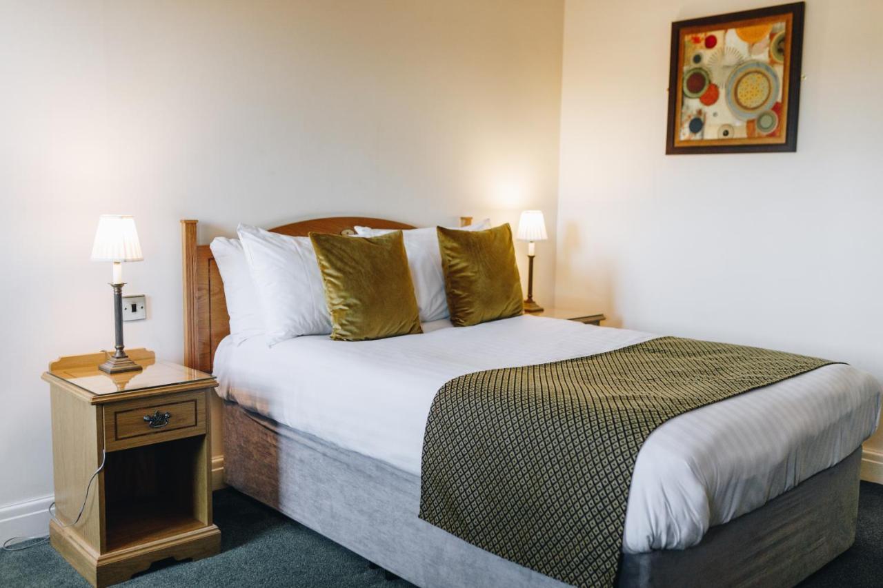 Hunters Lodge Hotel Крю Екстер'єр фото