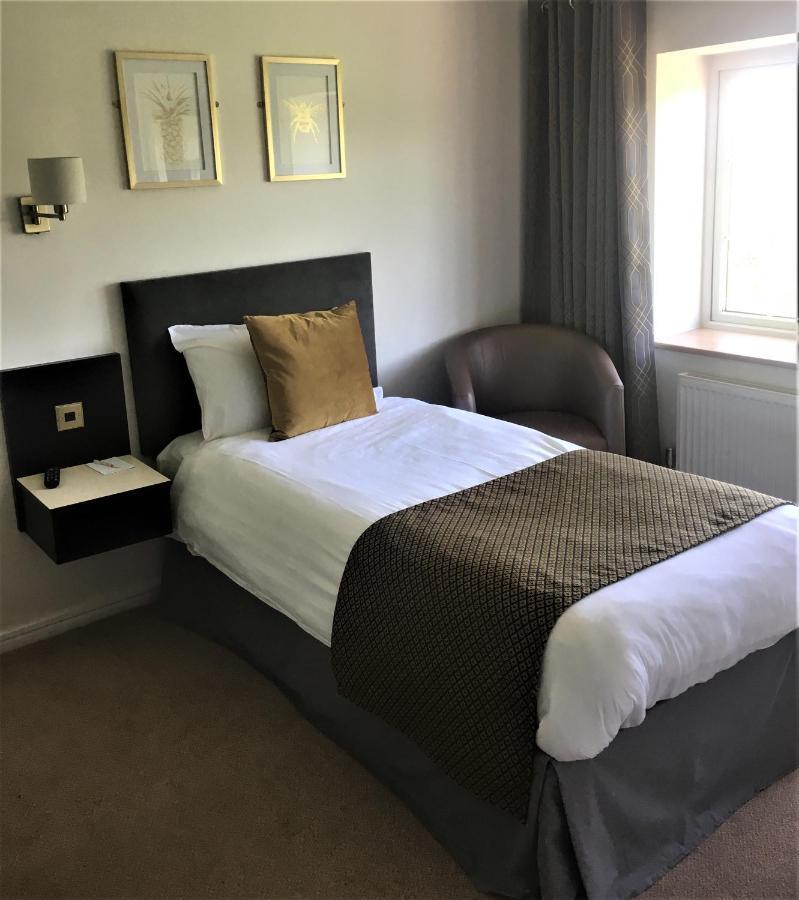 Hunters Lodge Hotel Крю Екстер'єр фото