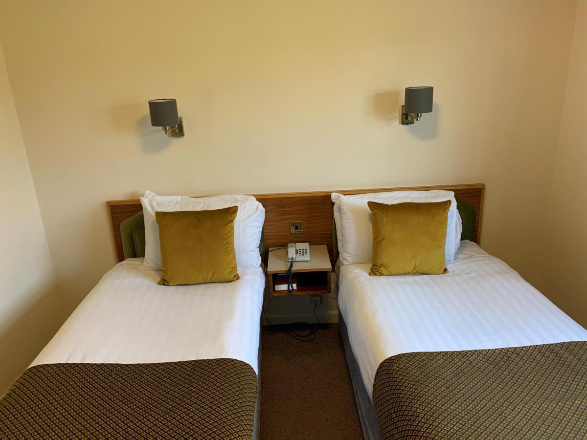 Hunters Lodge Hotel Крю Екстер'єр фото
