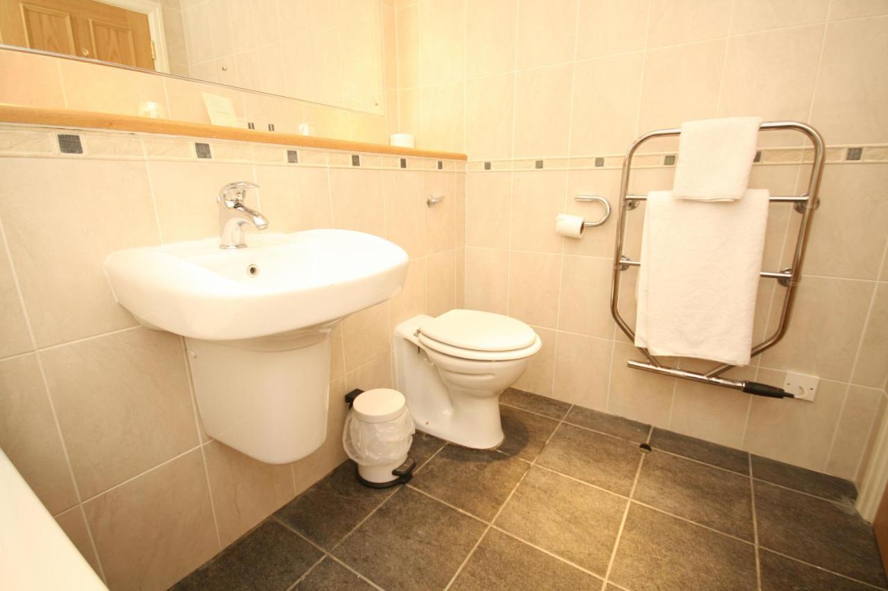 Hunters Lodge Hotel Крю Екстер'єр фото