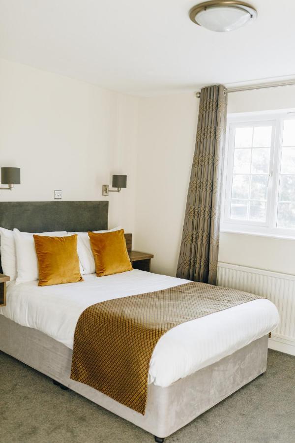 Hunters Lodge Hotel Крю Екстер'єр фото