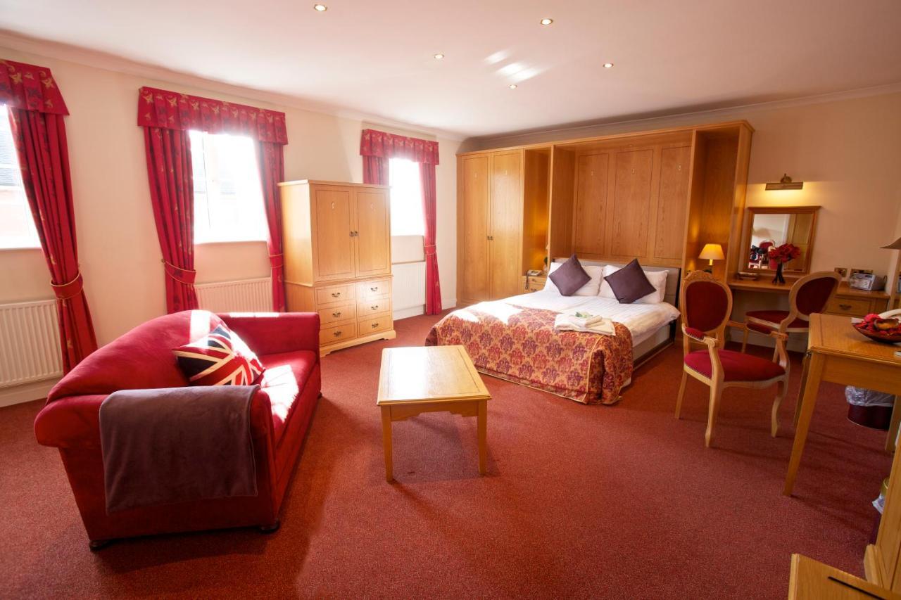 Hunters Lodge Hotel Крю Екстер'єр фото